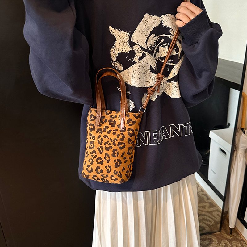 Women's Crossbody Bag Autumn And Winter Retro Leopard Print Shoulder Bag Anime New Versatile Suede Phone Bag – view 10