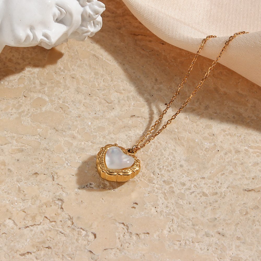 High-grade Love Light Luxury Pendant Jewelry Stainless Steel 18k Gold Plating Vintage Shell Love Necklace – view 2