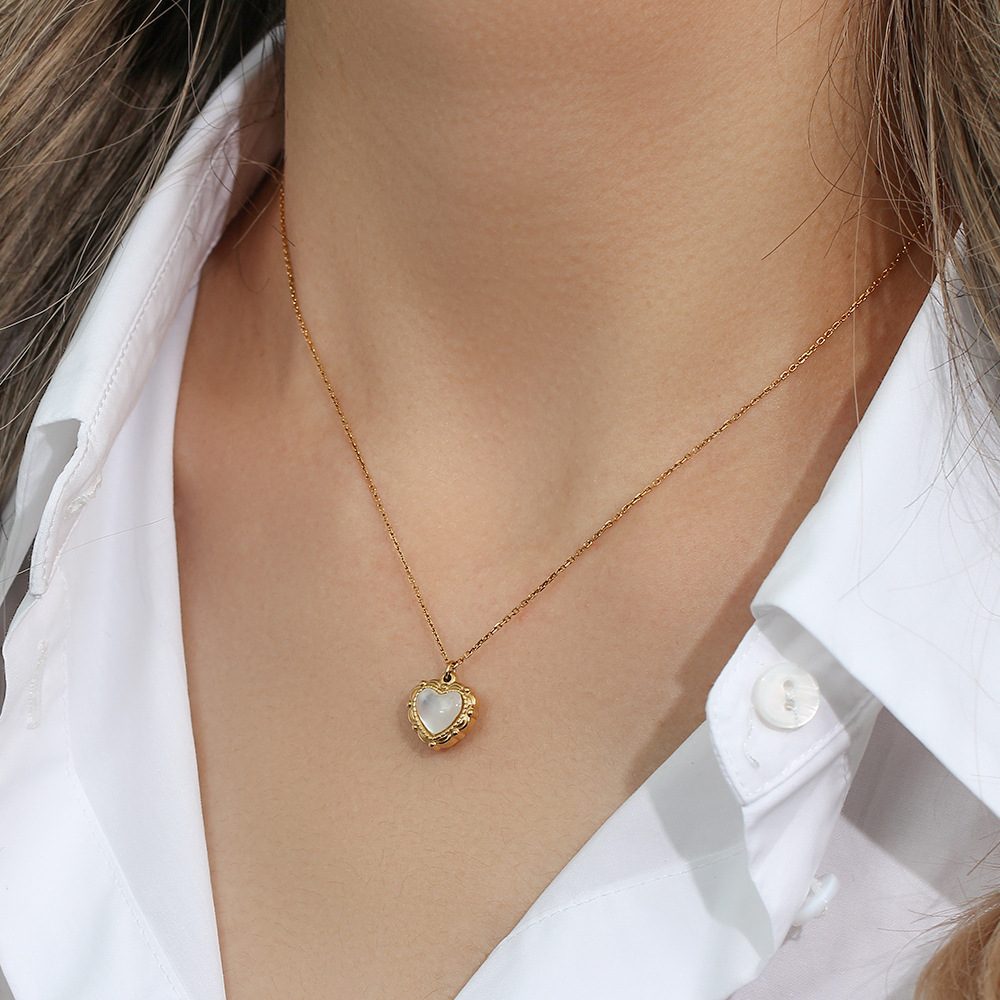 High-grade Love Light Luxury Pendant Jewelry Stainless Steel 18k Gold Plating Vintage Shell Love Necklace – view 5