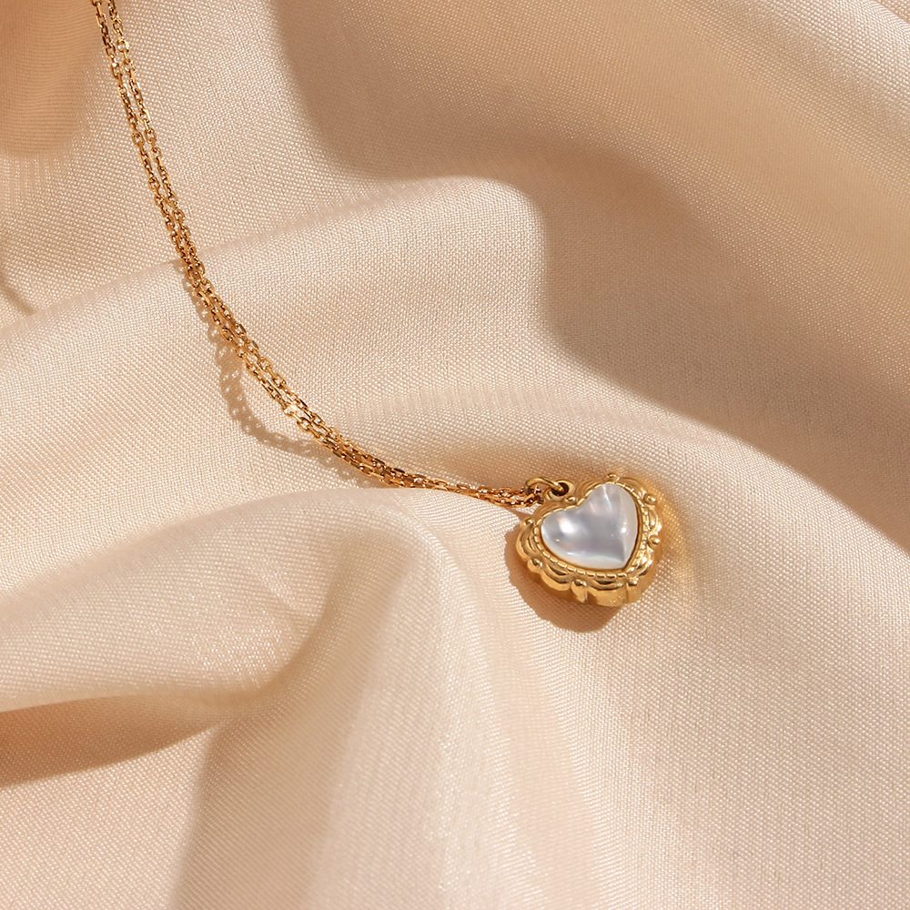 High-grade Love Light Luxury Pendant Jewelry Stainless Steel 18k Gold Plating Vintage Shell Love Necklace – view 4